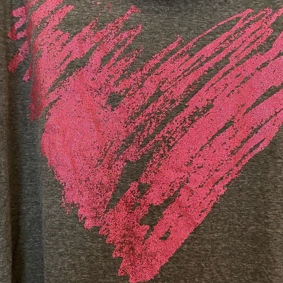 Energie gray fringed T-shirt with a red heart.  Size Large , Coastal Boho - Picture 4 of 6